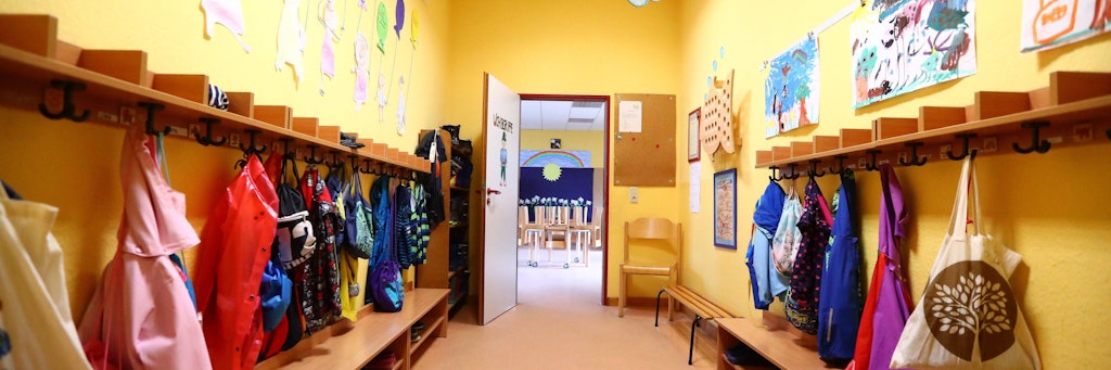 Die Garderobe in einer aufgrund des Coronavirus geschlossenen und leerstehenden Kindertagesstätte.
