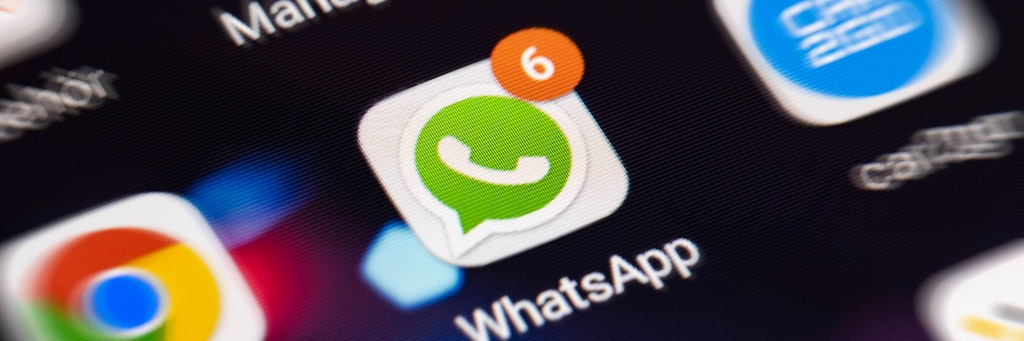 Die Betrüger nehmen über WhatsApp Kontakt zu ihren Opfern auf. 