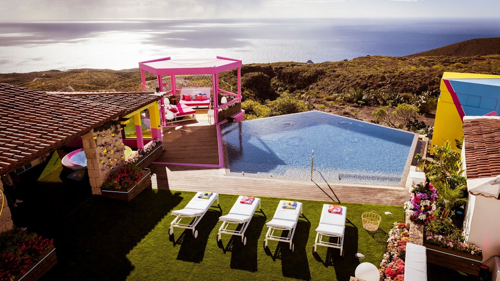 Der Poolbereich ist weniger weitläufig als in der „Love Island“-Villa auf Mallorca. Dafür bietet der Infinity-Pool mehr Luxus.
