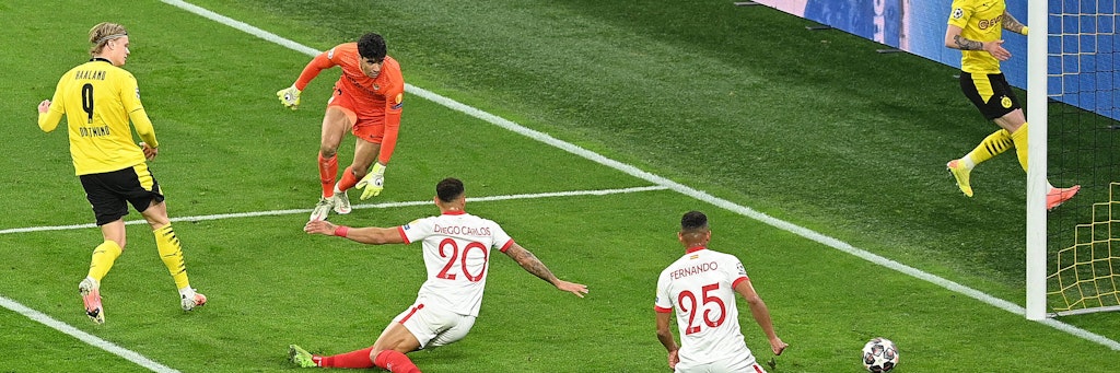  Dortmunds Stürmer Erling Haaland (l.) macht das Tor zum 1:0 gegen den FC Sevilla.