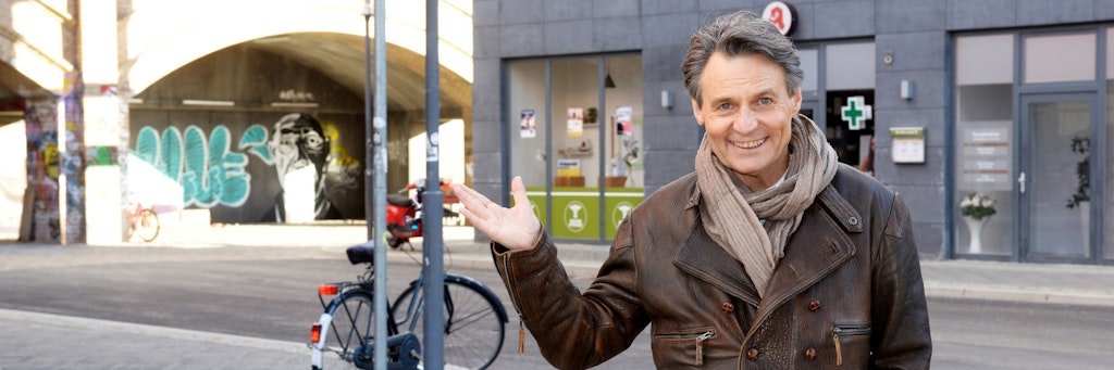 Schauspieler Wolfgang Bahro alias Jo Gerner steht am neuen Drehset von der RTL-Serie Gute Zeiten, schlechte Zeiten im Filmpark Babelsberg. 