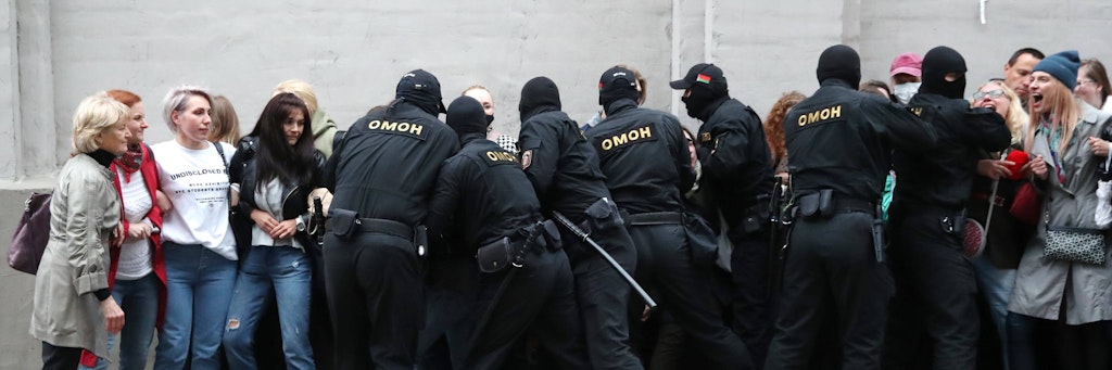 Die schwarze Macht: Maskierte OMON-Männer gehen in Minsk auf demonstrierende Frauen los.