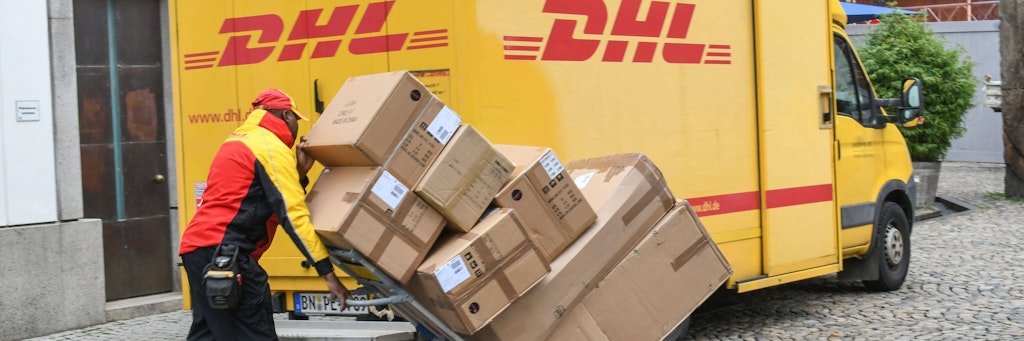 Paketzustellung der DHL. 