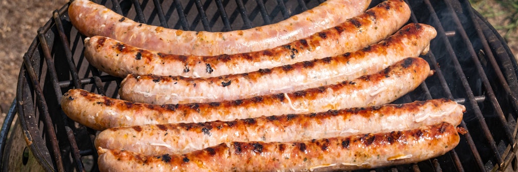 Grillwürste auf einen Holzkohlengrill (Symbolbild).
