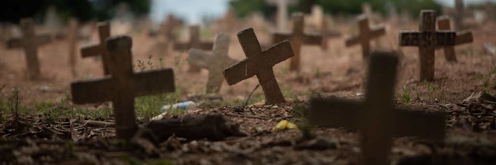 Einfache Kreuze stehen an Gräbern auf dem Friedhof von Caju. Ursprünglich für die Armen vorgesehen, sind die Gräber ohne Namen in der Corona-Pandemie zu einer der wenigen erschwinglichen Optionen für viele Familien geworden, Angehörige zu begraben. 