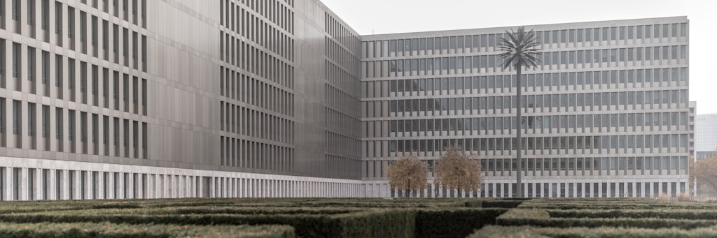 Die Palme an der BND-Zentrale - Kunst am Bau - wurde zum Wüstensymbol: Stundenlang hatte der Nachrichtendienst am 1. April kein Wasser. 