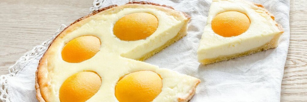 Ein Spiegeleikuchen gehört zu Ostern wie der Hase. Es darf ein bisschen mehr sein? Dann backen Sie nach unserem Rezept ein ganzes Blech.