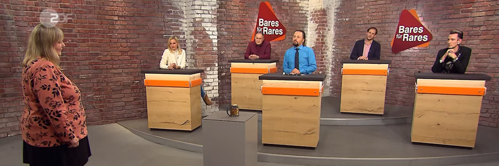 Kandidatin Manuela vor den Händlern bei „Bares für Rares“.