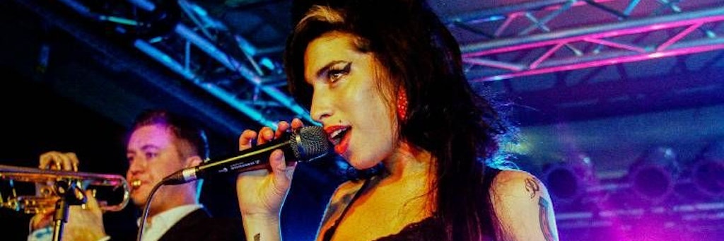 Anlässlich des zehnten Todestages von Sängerin Amy Winehouse möchte ihre Mutter in einer „BBC“-Dokumentation neue Einblicke in das Leben der Tochter geben.