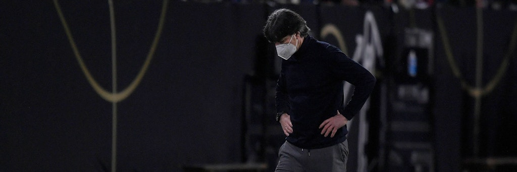 Jogi Löw geht nach dem Abpfiff des 1:2 gegen Nordmazedonien mit gesenktem Kopf vom PLatz. Viele Fans fragen sich: Wann geht er ganz?