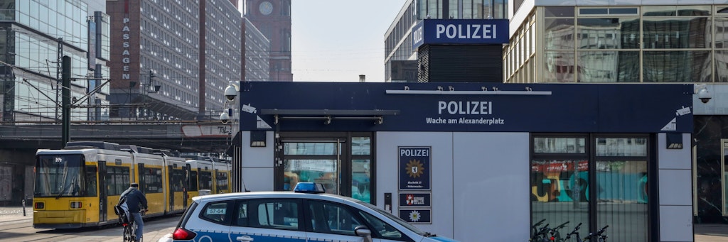 Der Alex zeigt sich auf diesem Bild von seiner ruhigeren Seite: Corona hat auch ihn zu einem oft leeren Ort inmitten der Metropole gemacht.