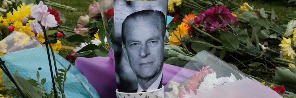  Ein Bild von Prinz Philip ist neben Blumen am Schloss Windsor abgelegt. Der Ehemann der britischen Königin Elizabeth II. ist im Alter von 99 Jahren gestorben. 