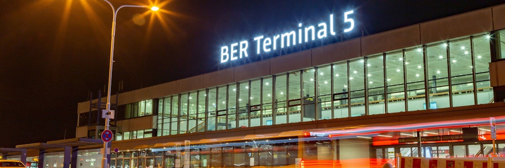 Nachtaufnahme vom Terminal des ehemaligen Flughafen Schönefeld SXF, das nun in Terminal 5 des BER umbenannt wurde. Hier kommen mehr Busse der BVG an.