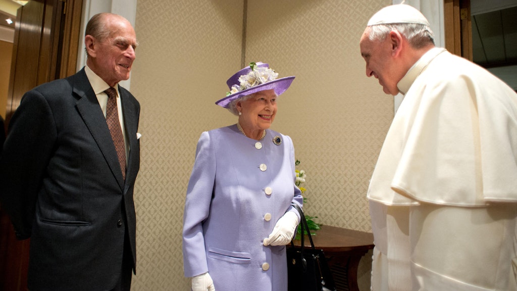 Die Queen und der Prinz besuchten 2014 Papst Franziskus im Vatikan. Foto: Handout / VATICAN MEDIA / AFP