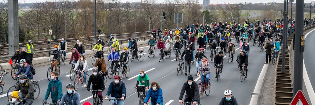 Hunderte Teilnehmer einer Demo radelten am Sonnabend über die Berliner Stadtautobahn A100.
