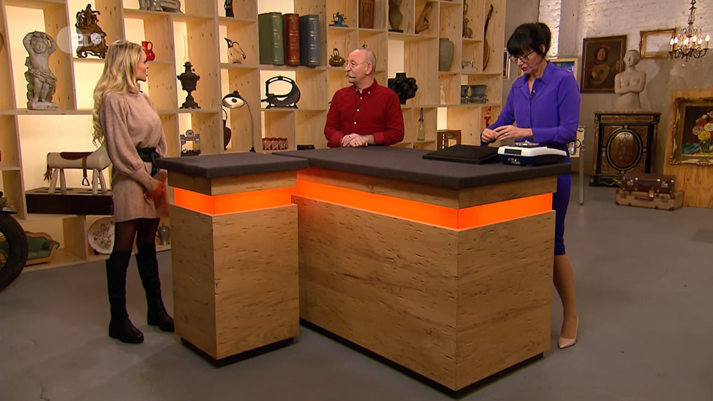 Bei der Expertise: Kandidatin Evelyn, Moderator Horst Lichter und „Bares für Rares“-Expertin Heide Rezepa-Zabel.