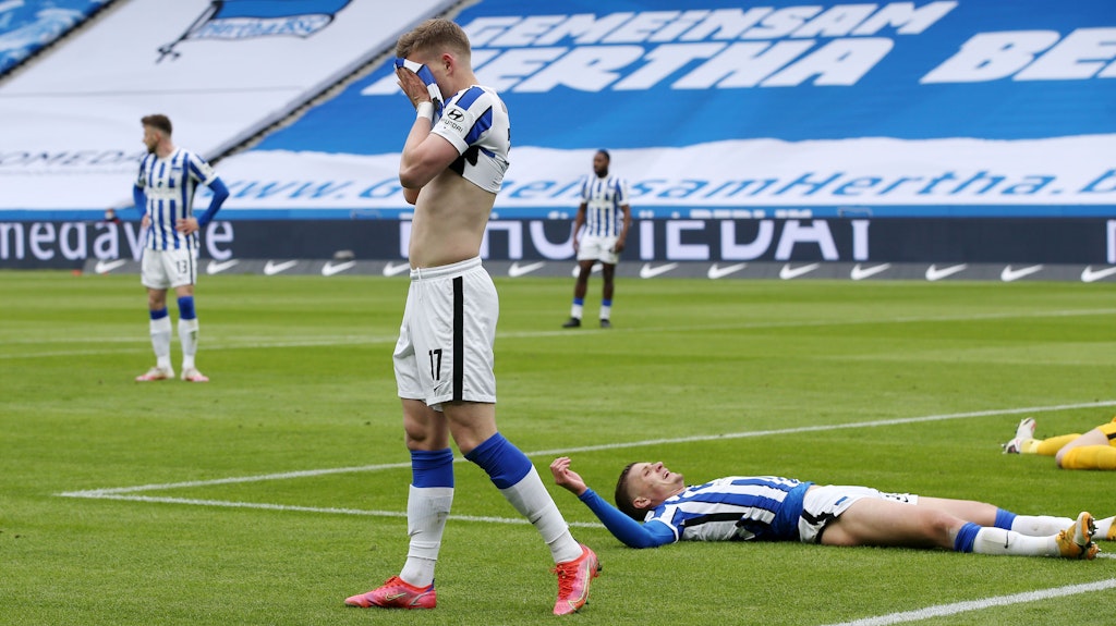 Enttäuscht: Herthas Spieler wussten, dass sie beim 2:2 gegen Mönchengladbach zwei Punkte verschenkt hatten.