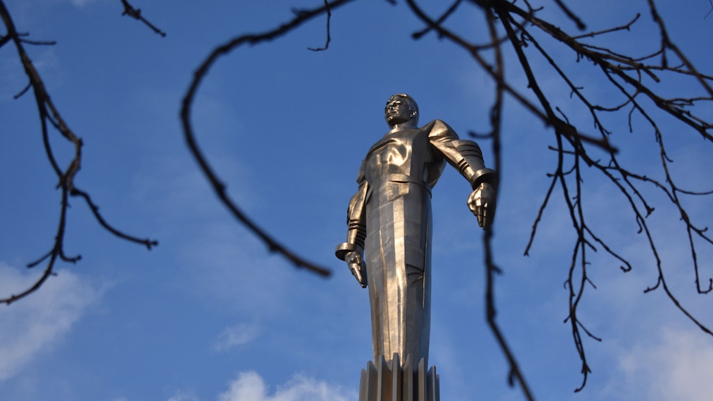 Ein riesiges Denkmal in der russischen Hauptstadt Moskau erinnert an den sowjetischen Kosmonauten Juri Gagarin. 