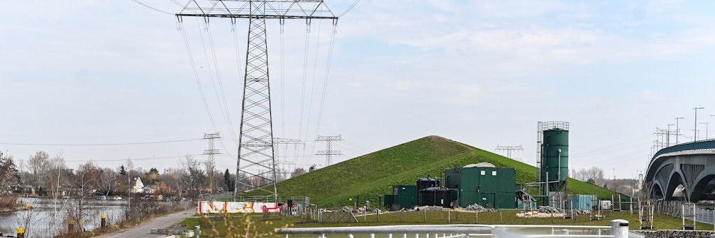 Der Gift-Hügel zwischen Britzer Zweigkanal (l.) und Minna-Todenhagen-Brücke. Davor die Grundwasser-Reinigungsanlage.<br><br>