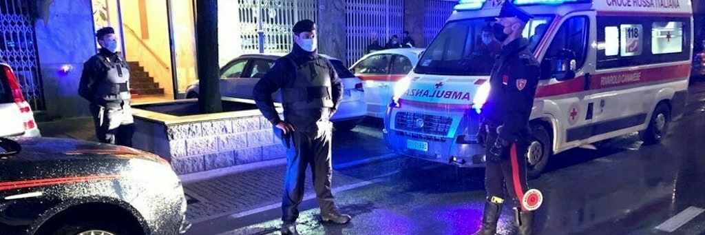 Carabinieri stehen vor einem Haus in Rivarolo Canavese. Hier erschoss ein Mann vier Menschen.