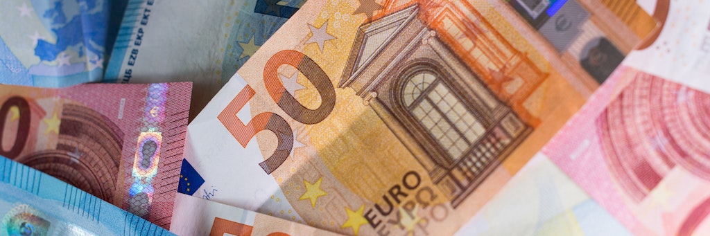 Zahlreiche Banknoten liegen auf einem Tisch.