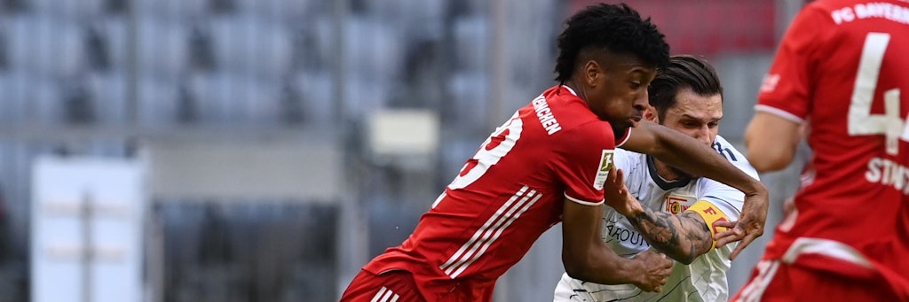 Kingsley Coman trifft mit seinem linken Arm das Gesicht von Unions Kapitän Christopher Trimmel. <br>