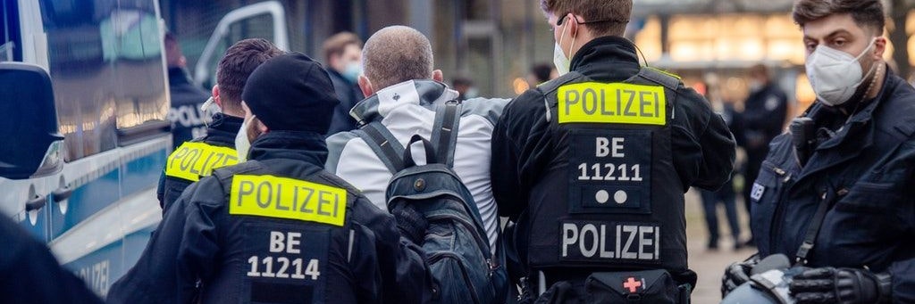 Zahlreiche Menschen haben bei der Demonstration in Berlin-Spandau nach Polizeiangaben gegen Abstands- und Maskenregeln verstoßen. Ein Mann wurde festgenommen.