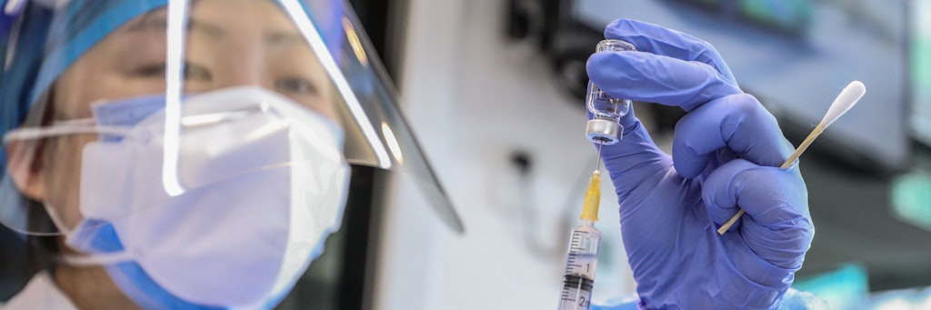 Eine Mitarbeiterin des Gesundheitswesens zieht eine Spritze mit einem Impfstoff gegen das Coronavirus auf. Seit dem 1. April 2021 sollen mobile Impfstationen die Eindämmung des Coronavirus in Peking beschleunigen. 