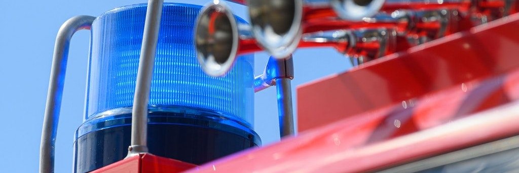 Das Blaulicht eines Feuerwehrautos leuchtet (Symbolbild).