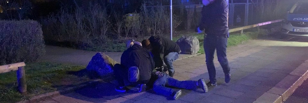 Einsatzkräfte einer Zivildienststreife überwältigen den mutmaßlichen Täter wenige Meter vom Tatort entfernt.