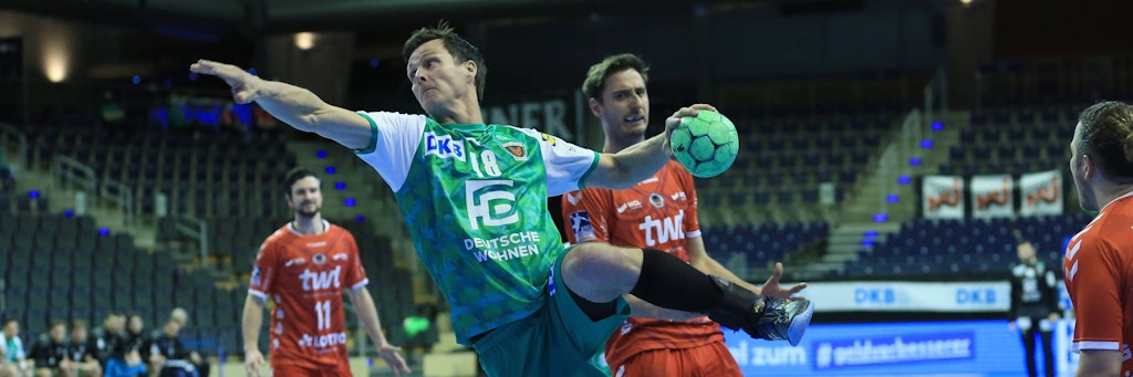 Hans Lindberg (beim Wurf) möchte sich mit den Füchsen Berlin in Montpellier eine gute Ausgangslage für das Rückspiel in der kommenden Woche erarbeiten.
