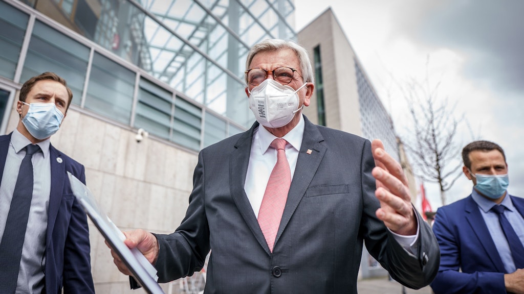 Der hessische Ministerpräsident Volker Bouffier gab am Konrad-Adenauer-Haus in Tiergarten als erster das Ergebnis der CDU-Präsidiumssitzung bekannt. 