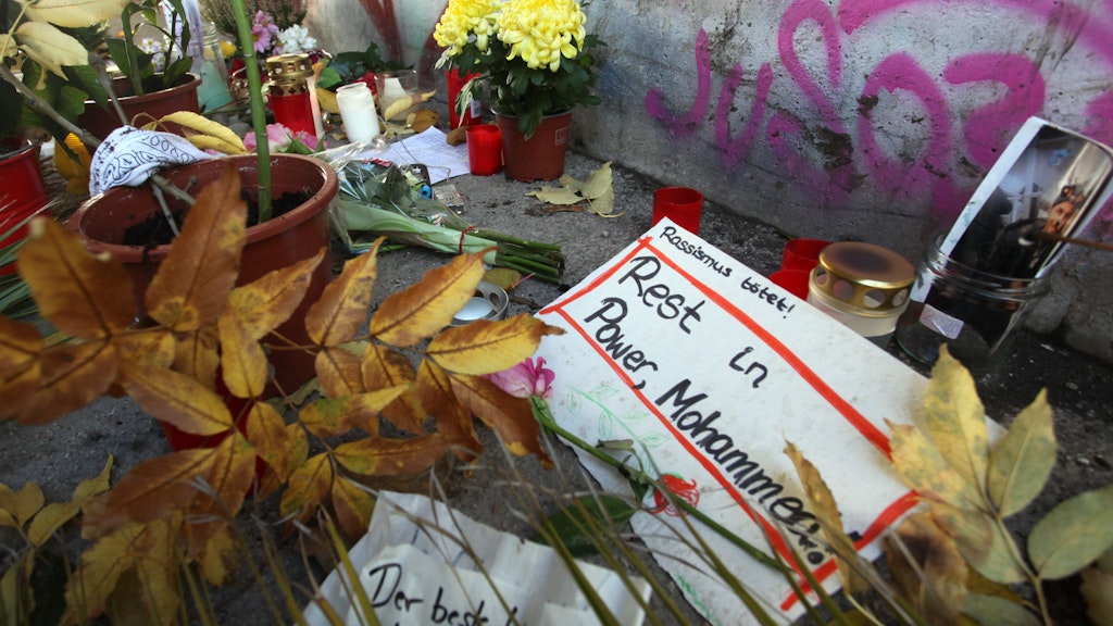 Blumen und Briefe der Anteilnahme am Tatort.