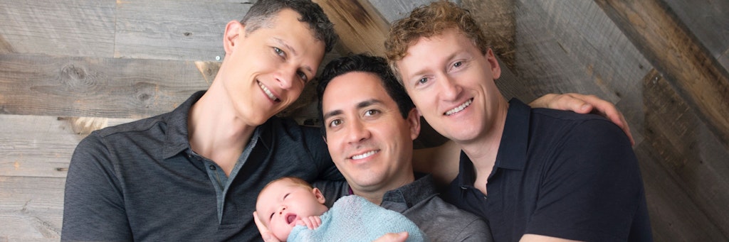 Ian Jenkins, Alan Mayfield und Jeremy Hodges (v.l.) im Jahr 2017 mit Baby Piper. Sie alle wurden offiziell als Väter des Mädchens in die Geburtsurkunde eingetragen.