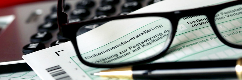 Viele Beschäftigte arbeiten von zu Hause und können dann die Homeoffice-Pauschale nutzen. Wer in den Betrieb fährt, kann Fahrtkosten geltend machen. Beides gleichzeitig geht nicht.