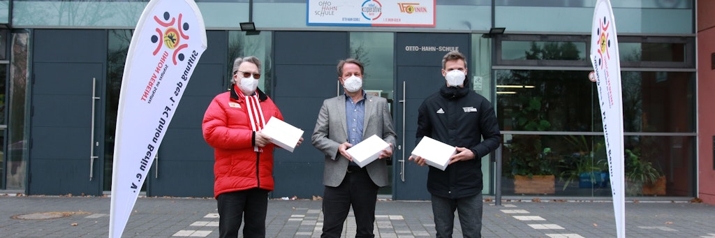 Jochen Lesching (l.) und Michael Parensen (r.) überreichen André Koglin von der Otto-Hahn-Schule die neuen iPads für das Zukunftszimmer. 
