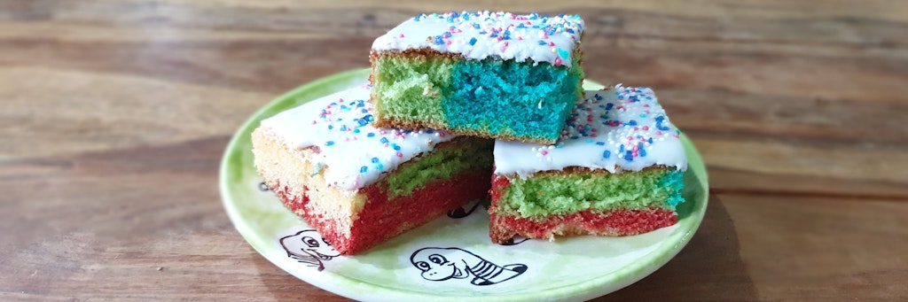 Papageienkuchen geht immer: der super saftige Kuchen wird mit seinen bunten Farben zum Hingucker. 