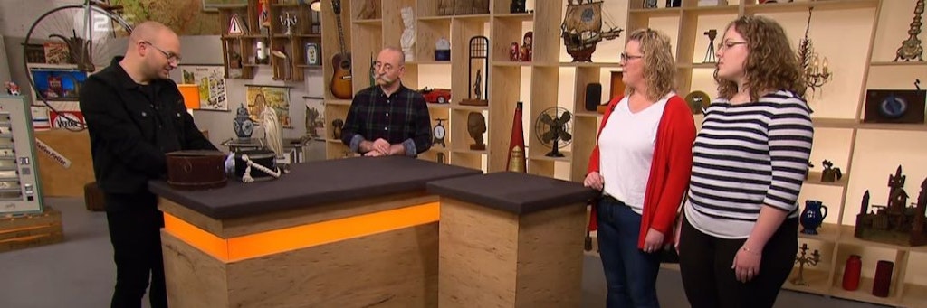 Mutter und Tochter wollen bei „Bares für Rares“ einen alten Filz-Hut an den Mann bringen.