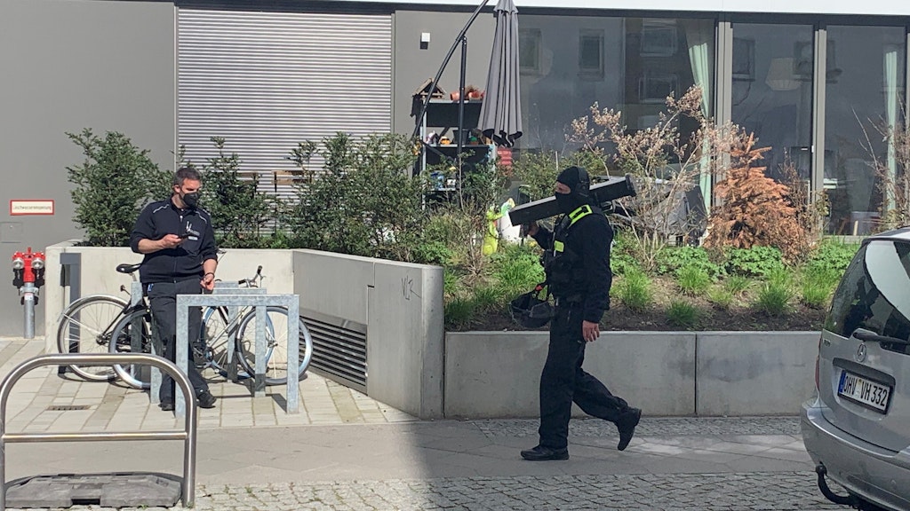 Der Mann mit der Ramme, die fast jede Tür öffnet.