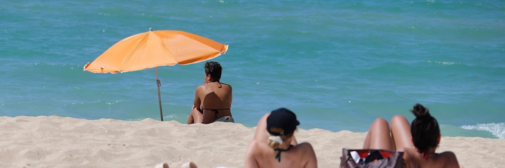 Sonnenbad am Strand von Arenal auf Mallorca: Auch andere Reiseziele sollen im Sommer ohne allzu große Hürden erreichbar sein.