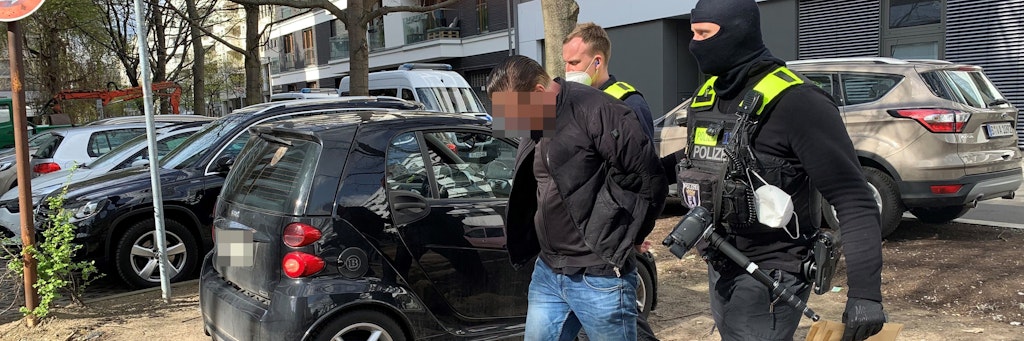 Ein Festgenommener wird in der Stallschreiberstraße abgeführt.