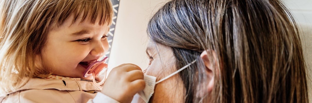 Kleinkinder müssen keine Maske aufsetzen, die Maskenpflicht greift ab sechs Jahren.