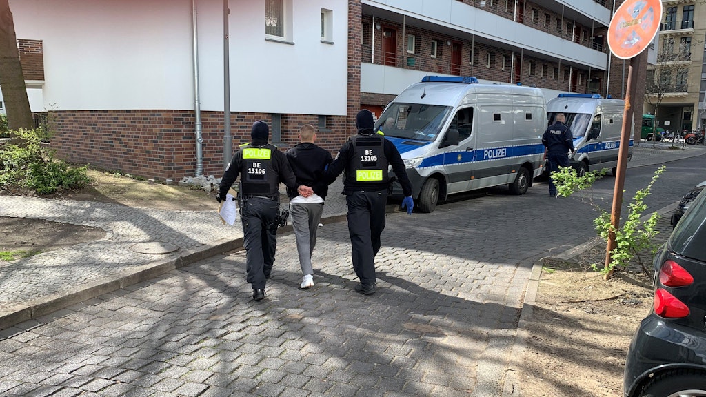 Auf dem Weg zum Gefangenentransporter.<br> 