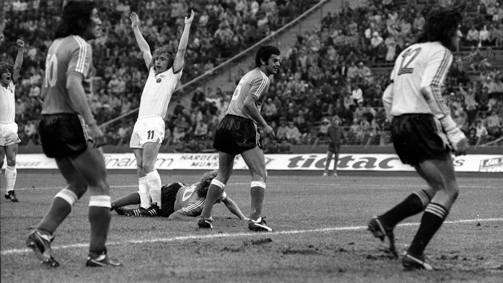 Joachim Streich jubelt über das 1:1 der DDR-Nationalmannschaft gegen Argentinien bei der Weltmeisterschaft 1974.