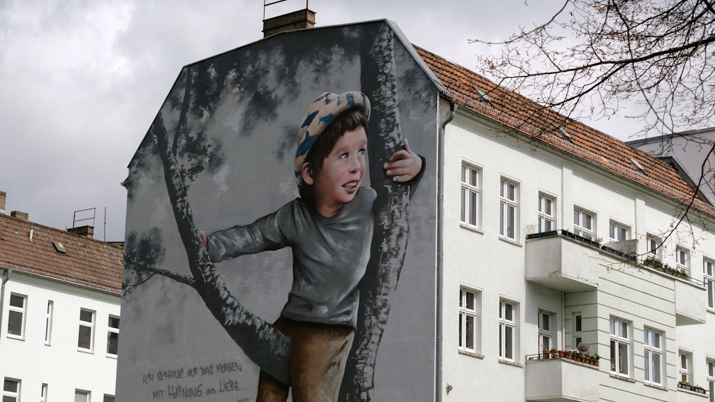 Ich schaue auf das Morgen mit Hoffnung und Liebe. Ein Wandbild in der Pankower Damerowstraße. <br><br>