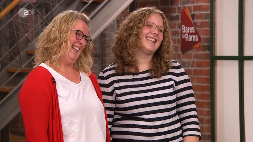 Sind überglücklich mit dem Verkauf des Schachthutes: Anke Mayer-Theobald und Tochter Nina Theobald.