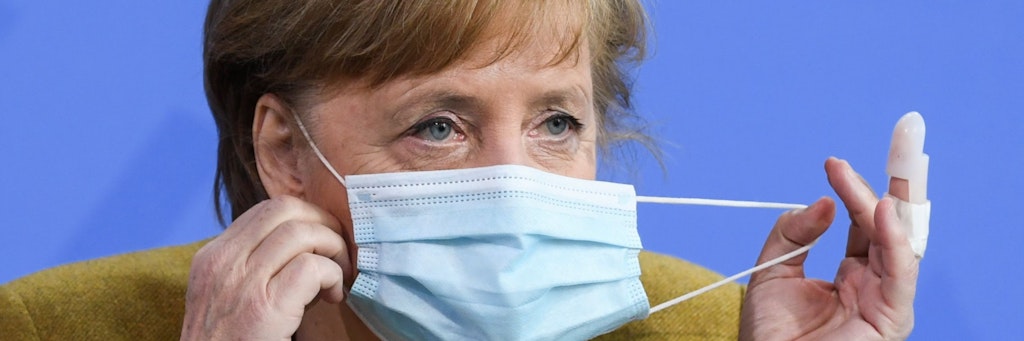 Havarie an der linken Hand: Merkels Mittelfinger ist geschient.