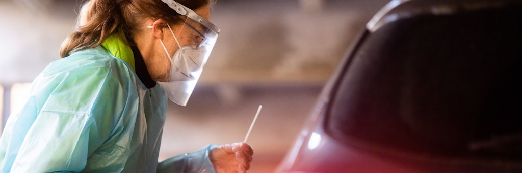 Eine Helferin testet Insassen eines Autos im "Testzentrum am Zoo" mit einem Schnelltest auf das Coronavirus. Das Robert Koch-Institut (RKI) vermeldet weiterhin steigende Corona-Neuinfektionen in Deutschland. 