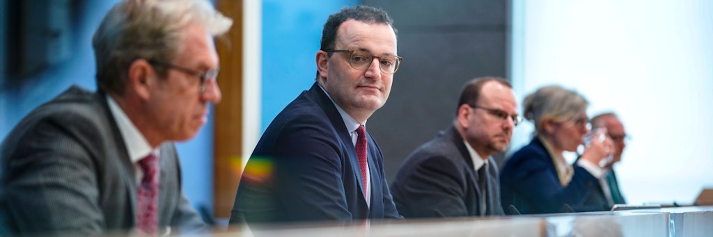 Anfang April in der Bundespressekonferenz: Bundesgesundheitsminister Jens Spahn (2. v.l.) gemeinsam mit Dr. Andreas Gassen, Vorstandsvorsitzender Kassenaerztliche Bundesvereinigung KBV (l.)