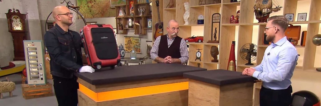 Horst Lichter (Mitte) ist baff, was das Weltmeister-Koffer bei „Bares für Rares“ bringen soll.